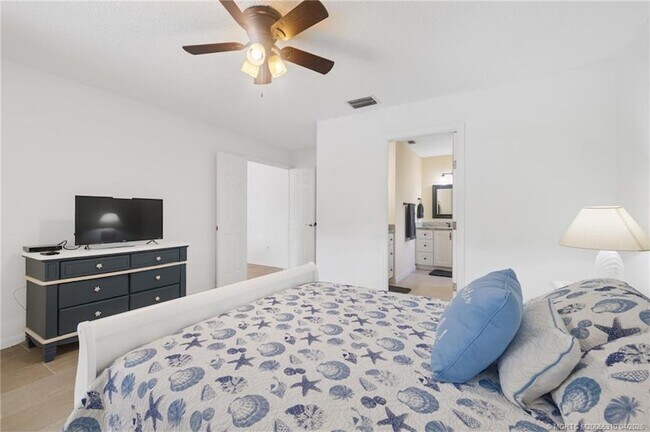 Building Photo - 2542 SW Kensington St