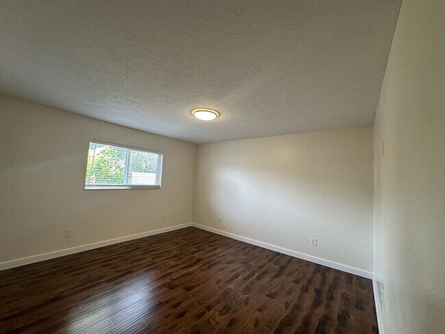 Building Photo - 389 NE Evergreen Ct