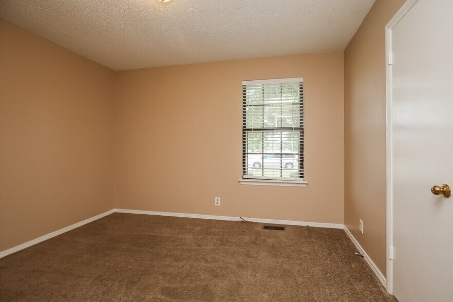 Building Photo - 2621 Deerpath Dr