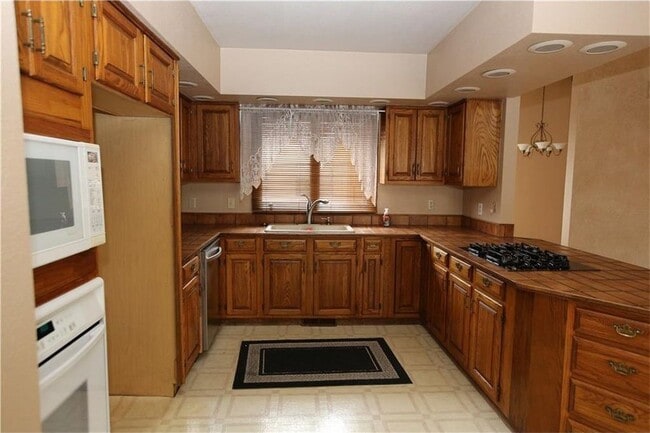 Building Photo - Massive 4 Bedroom 3 bath home