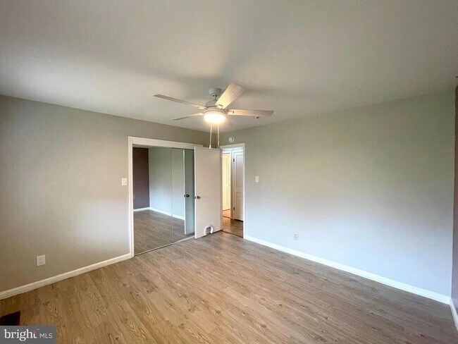 Building Photo - 10960 Earnshaw Ln