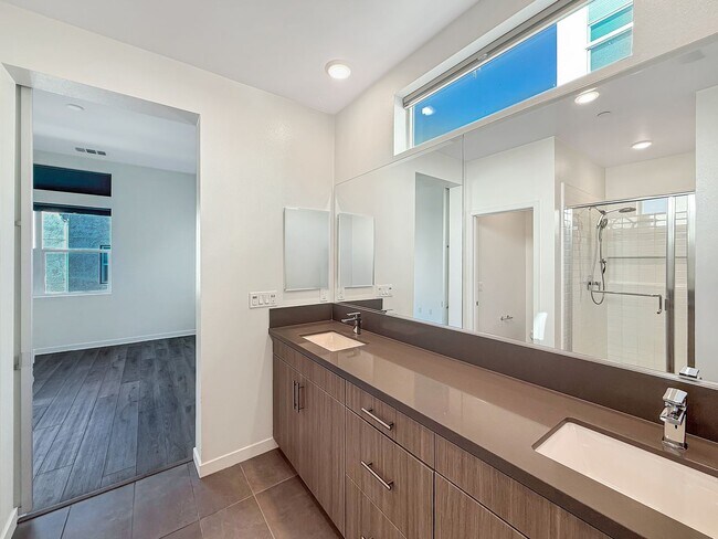 Building Photo - 3B/2.5BA Townhome in Mission Valley Now Av...