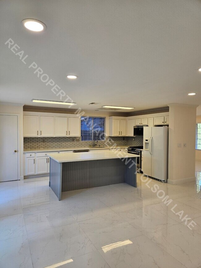 Building Photo - Coming Soon – 3 Bed / 2 Bath Home Near Folsom High School