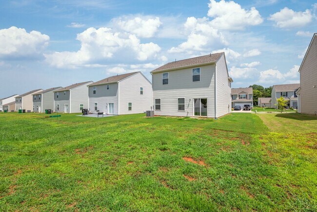 Building Photo - Modern Home with Great Layout!