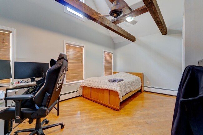 Building Photo - Charming East Rock Single Family