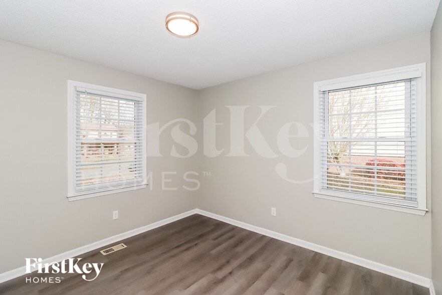 Building Photo - 4842 Greenwood Dr