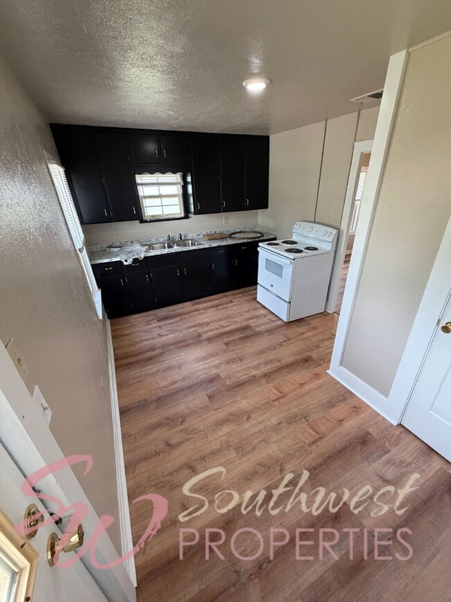 Building Photo - Charming Newly Remodeled 1 Bed / 1 Bath with Spa-Like Bathroom