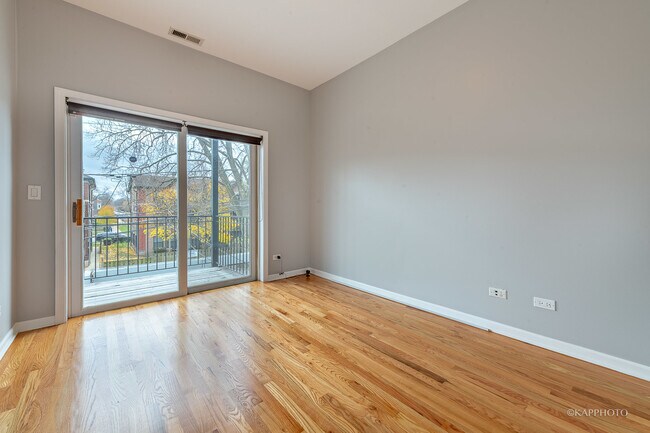 Building Photo - 633 E Bowen Ave