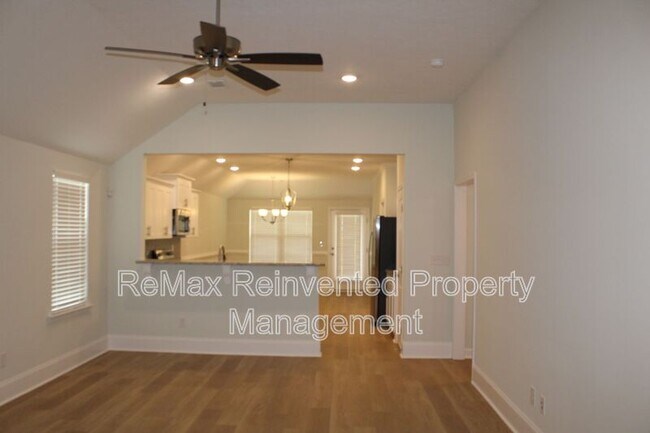 Building Photo - 921 Holbrook Dr