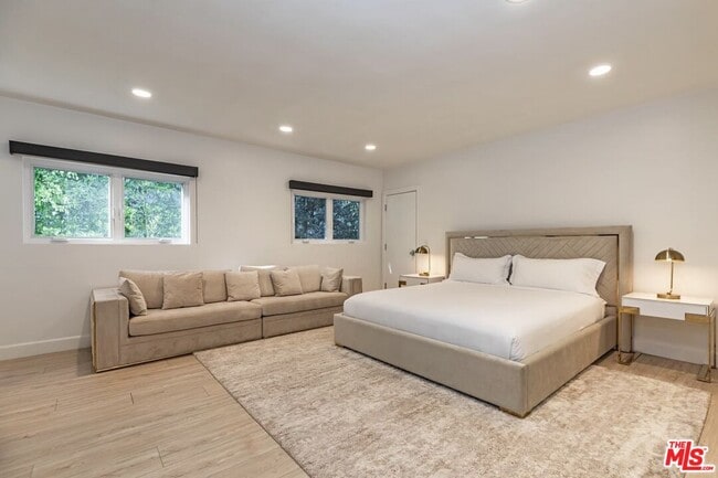 Building Photo - 703 N Maple Dr