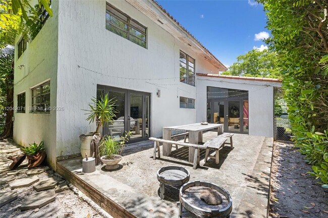 Building Photo - 920 Aguero Ave