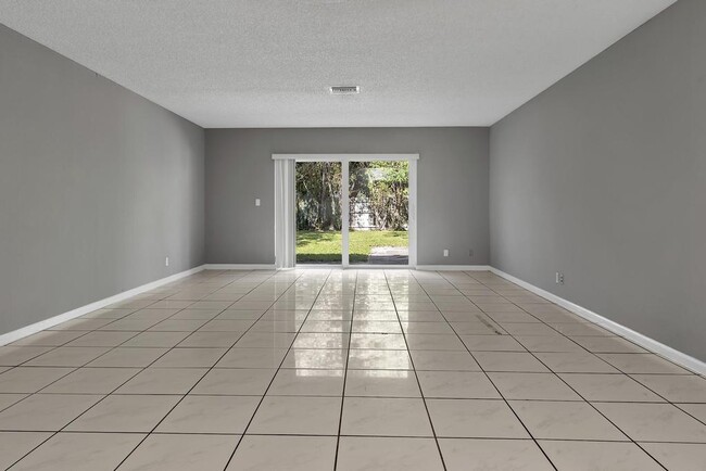 Building Photo - 915 S N St