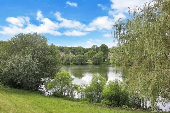 Building Photo - 905 Oakridge Cmns