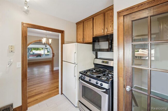 Building Photo - 624 E Main St