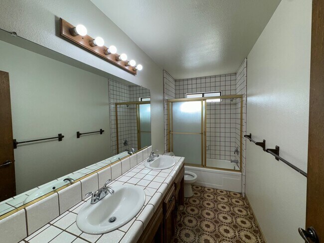 Building Photo - 3 Bedroom/2 Bath Home Off of South H Near ...