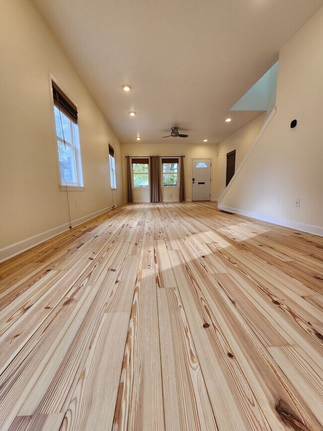 Building Photo - Modern 2 Bedroom Home For Rent