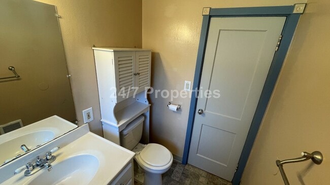 Building Photo - Charming 2 BD | 1 BA Home w/ Large Backyar...