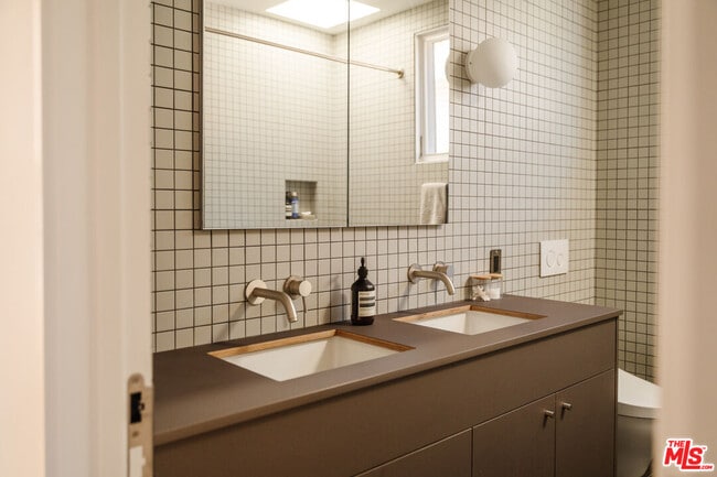 Building Photo - 1097 W Kensington Rd