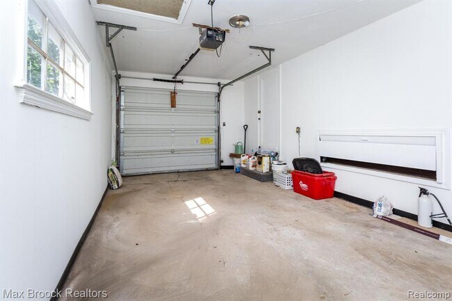 Building Photo - 4120 Lotus Dr