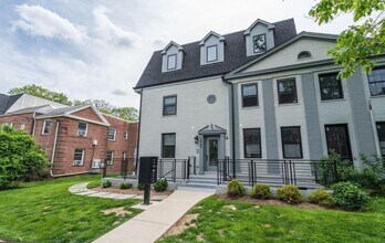 Building Photo - Glover Park Beauty with Parking