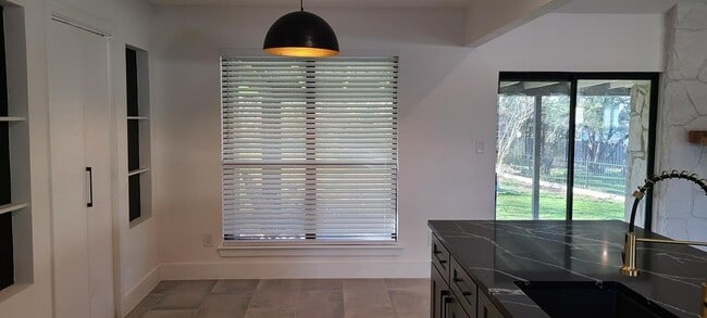 Building Photo - 1723 Lakeway Blvd