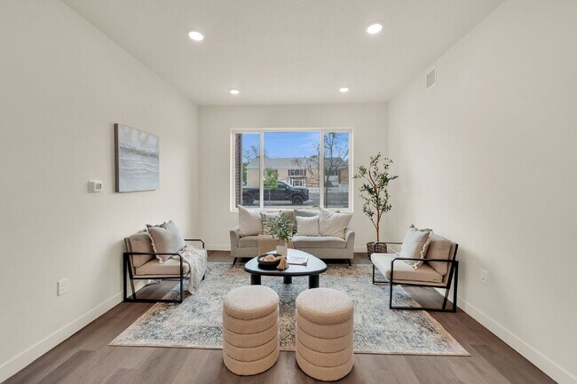 Building Photo - First  Month Rent FREE