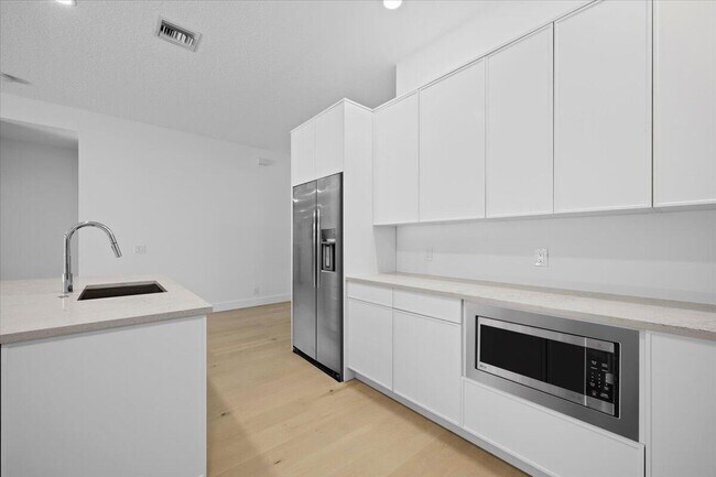 Building Photo - 204 Clocktower Dr