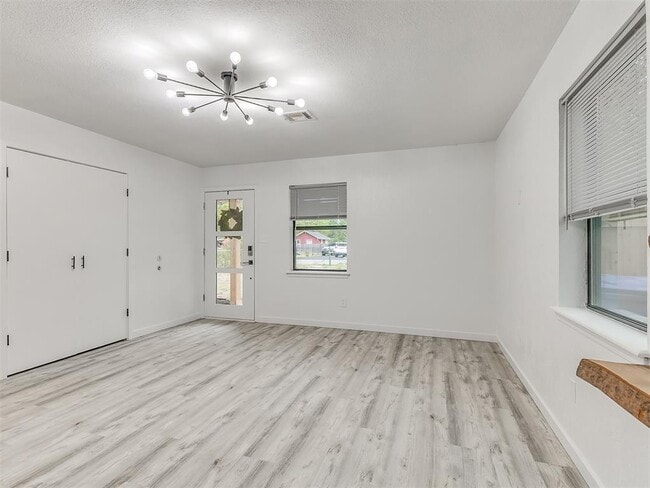 Building Photo - 906 E Comanche St