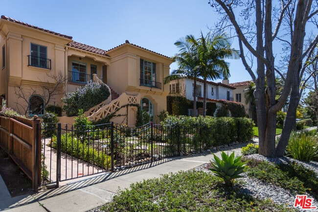 Building Photo - 1122 S Hayworth Ave