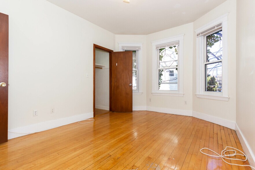 Building Photo - 59 Linden St