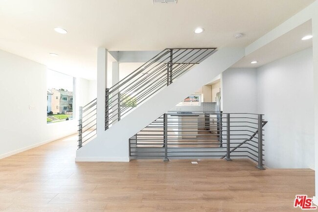 Building Photo - 756 N Ridgewood Pl