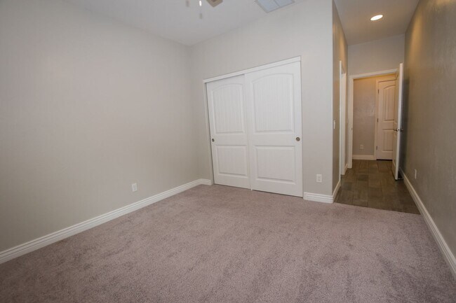 Building Photo - Executive home in The Estates at Holiday! ...