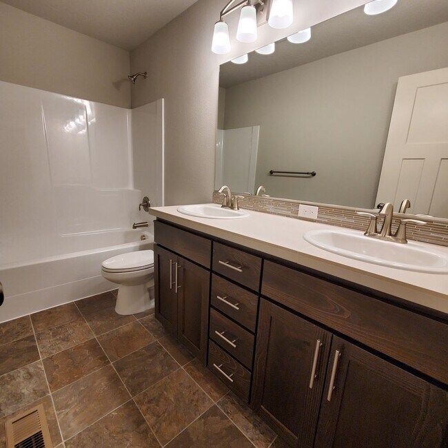 Building Photo - New 3 bedroom 2 bath home in Albany, Easy drive to Corvallis, Lebanon or I-5