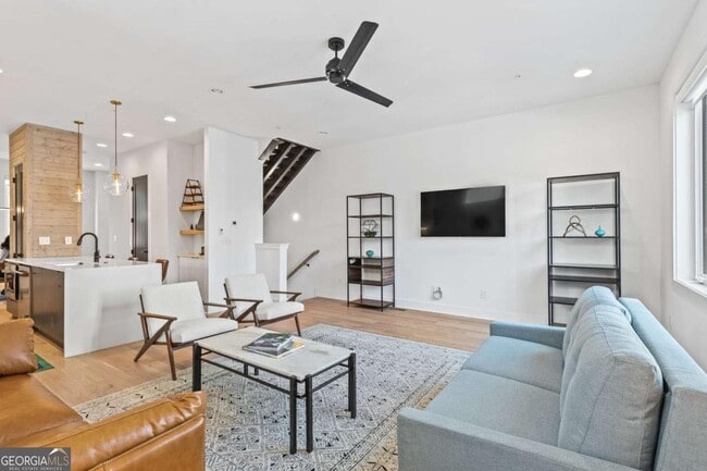 Building Photo - 2424 Memorial Dr SE