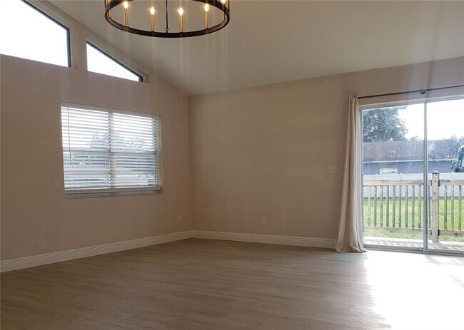 Building Photo - 404 King Louis Ct