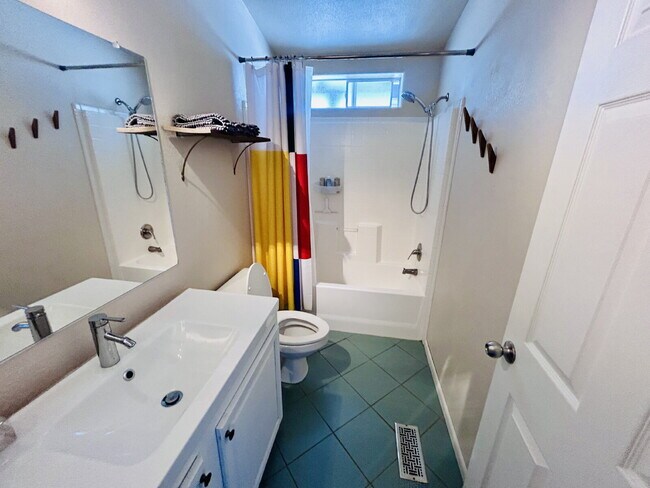 Building Photo - Updated 3 bd, 2 ba on 1.98 Acres with Hot Tub!