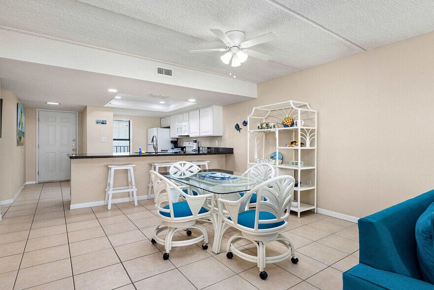 Building Photo - 404 Padre Blvd