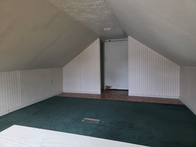 Building Photo - 3-Bedroom, 1-Bathroom Home with Basement & Garage – $1,375/Month | Accepting Section 8