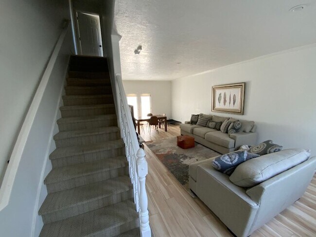 Building Photo - Updated Charleston Heights Townhome