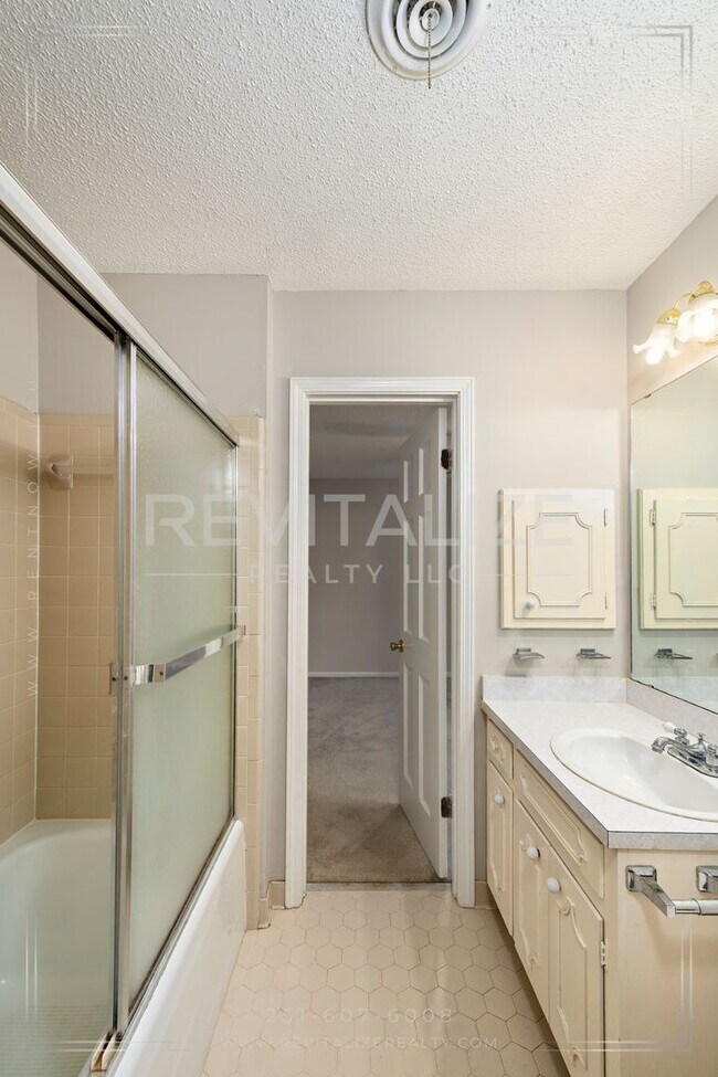 Building Photo - Beautifully Preserved 4 Bd / 3 Ba Vintage ...