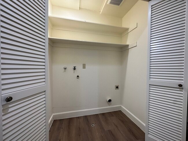 Building Photo - 8613 Tiogawoods Dr