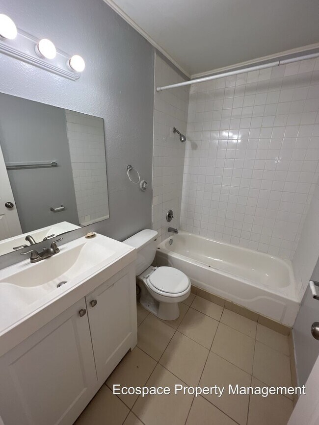 Building Photo - 2 Bedroom 1 Bathroom Apartment in Aurora!