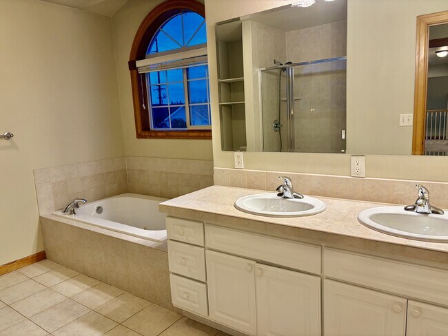 Building Photo - 2285 James Cir
