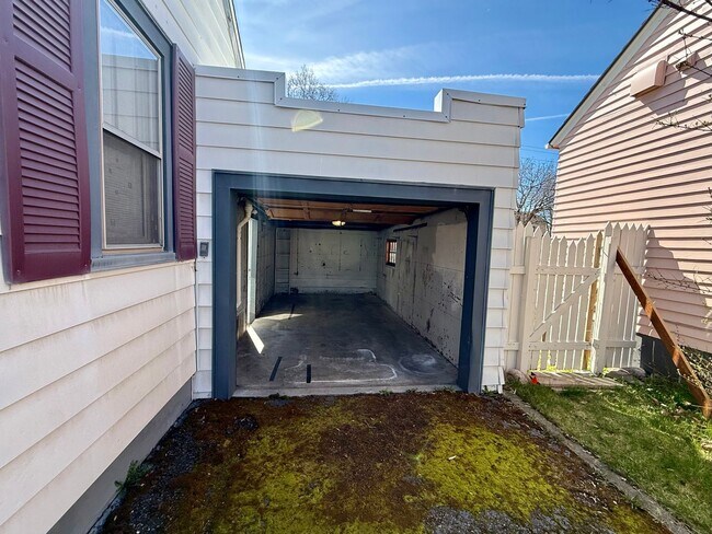 Building Photo - 3 Bedroom / 2 Bath Home - Bespoke Elegance in the University District!