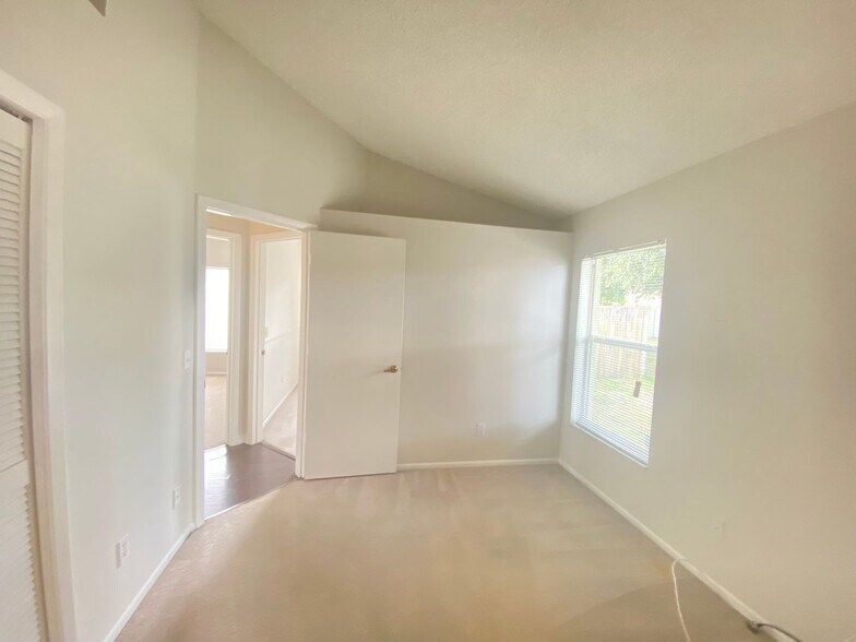 Building Photo - Ready to Move in!! Must See! Lake Mary Com...