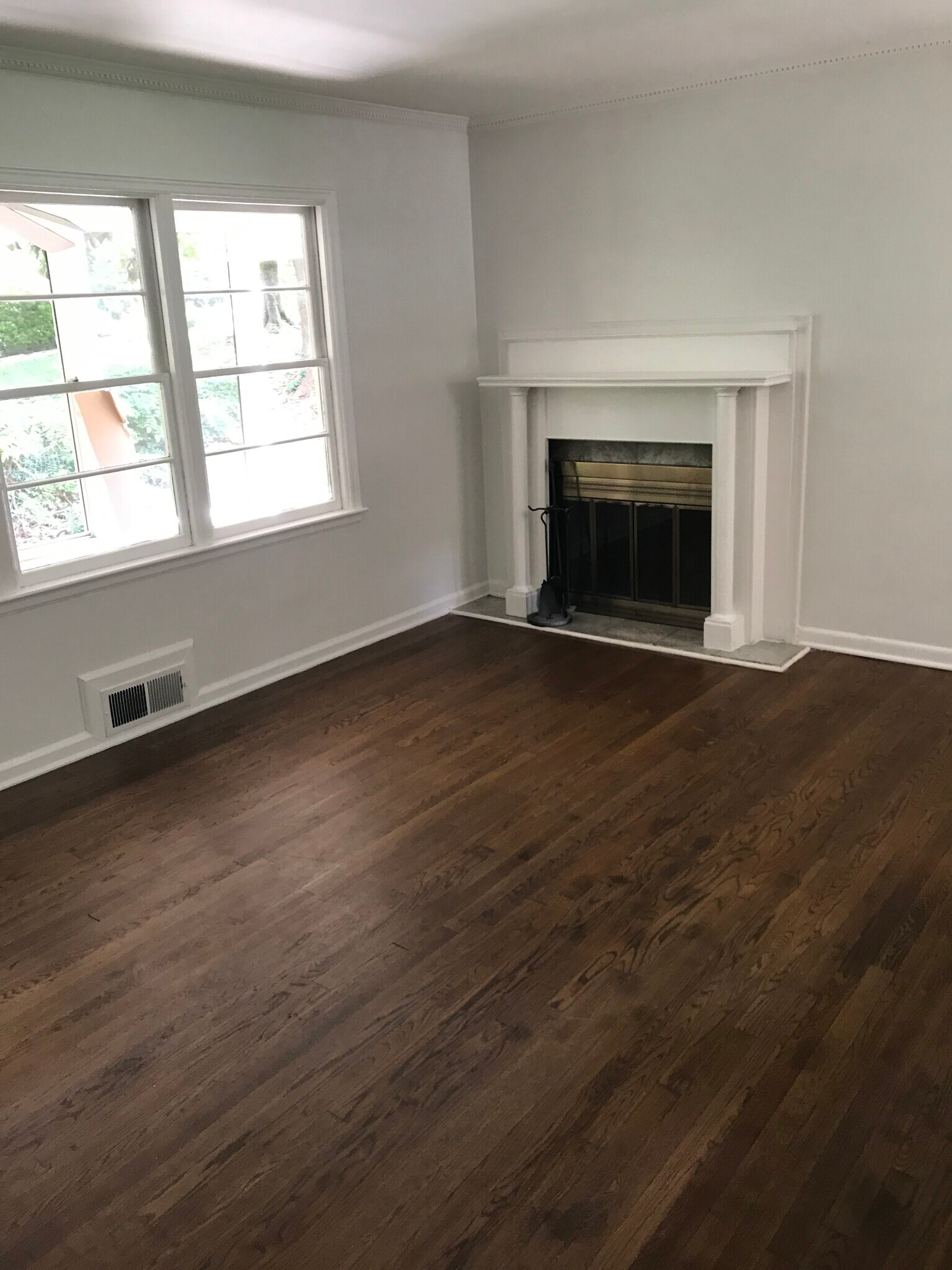 Living room - 633 Clairmont Cir