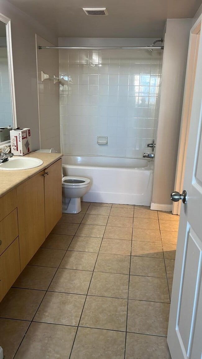 Building Photo - Hollywood Condo