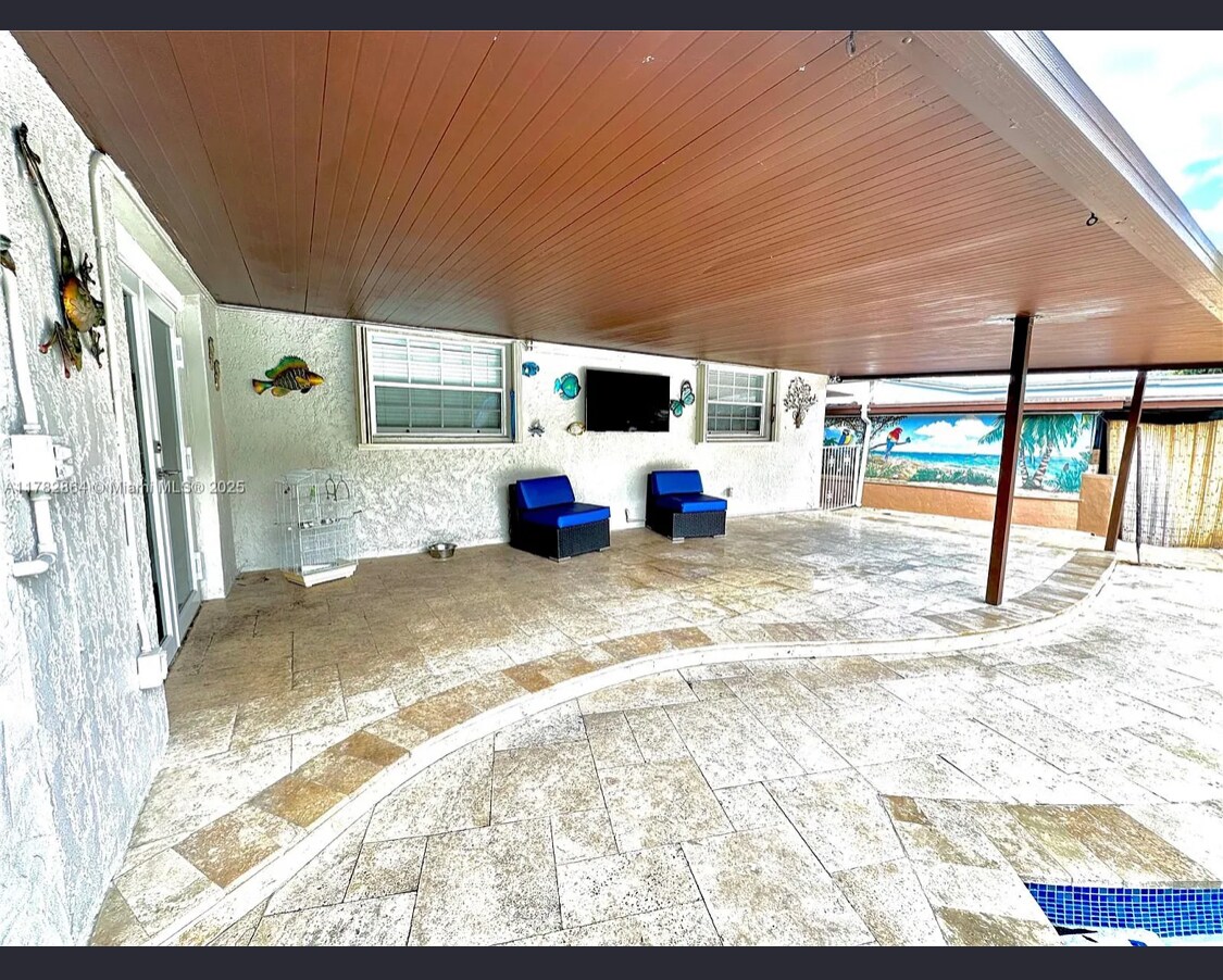 Building Photo - 660 W 70th Pl