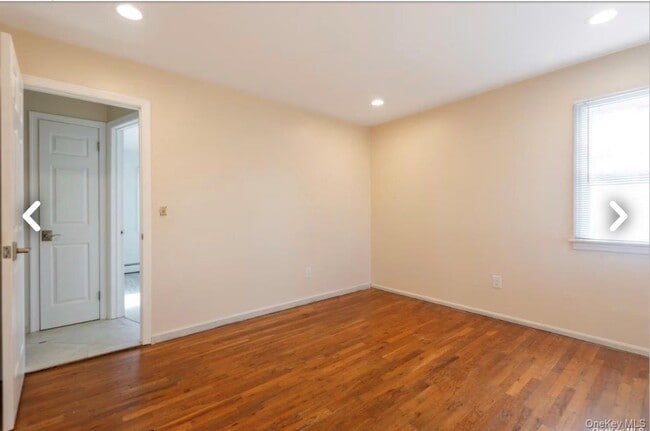 Building Photo - 171 Roslyn Rd