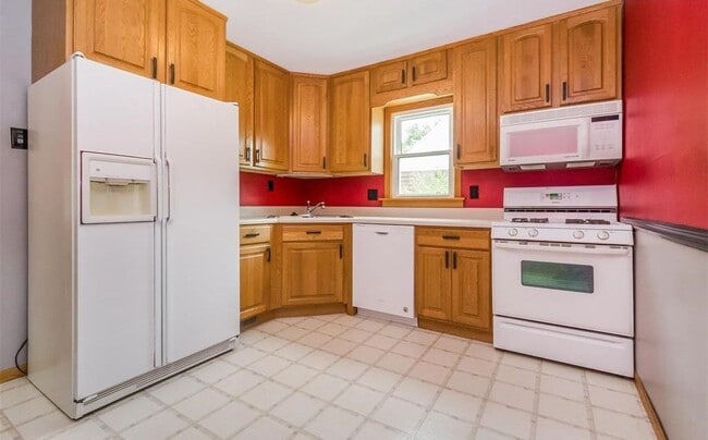 Building Photo - 3 Bedroom/1.5 Bathroom House - Available August 1st, 2025!